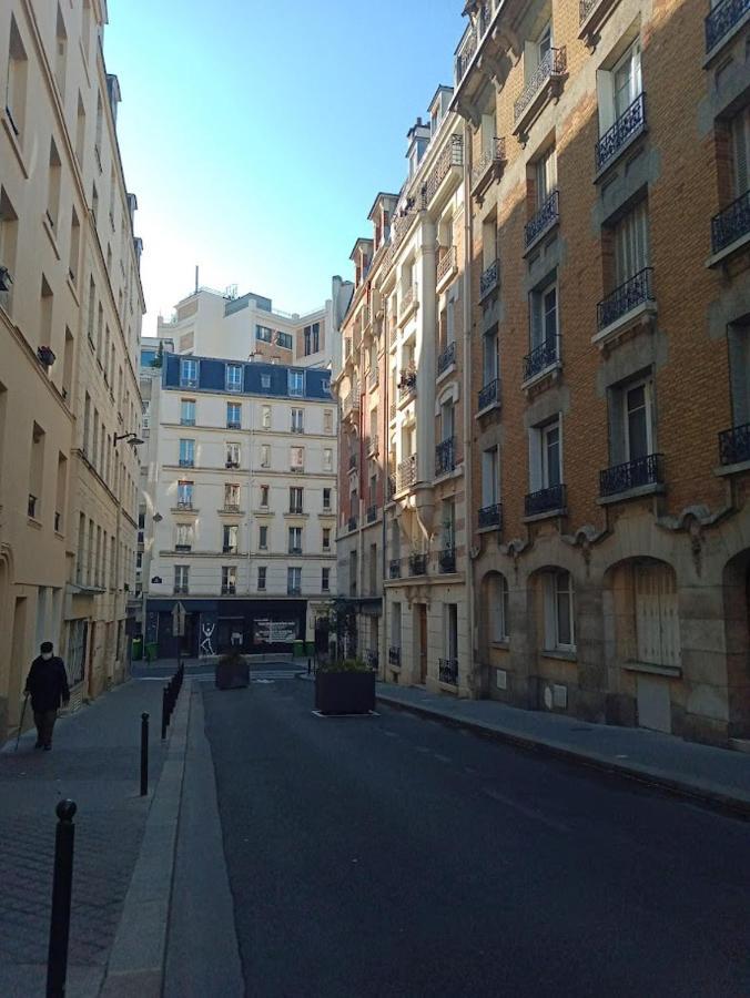 Petite Maison Avec Cour Dans Les Beaux Quartiers-Vous Faites Le Menage- Very Good Prices For T-H-E Location But You Have To Clea-N Th-E Flat Apartment Paris Exterior foto