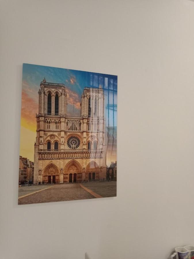 Petite Maison Avec Cour Dans Les Beaux Quartiers-Vous Faites Le Menage- Very Good Prices For T-H-E Location But You Have To Clea-N Th-E Flat Apartment Paris Exterior foto